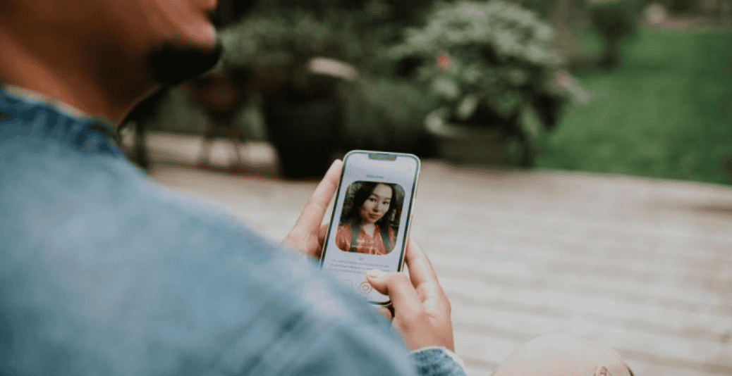 Read more about the article Online dating scams peak ahead of Valentine’s Day. Here are warning signs you may be falling for a chatbot